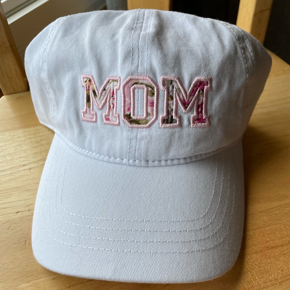 BRAND NEW David & Young Women’s White MOM Spring/Summer Ballcap